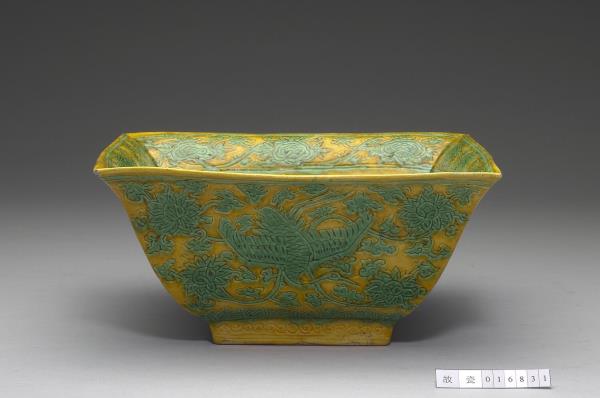 嬌黃綠彩鳳鶴紋方洗