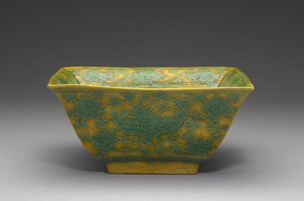 嬌黃綠彩鳳鶴紋方洗