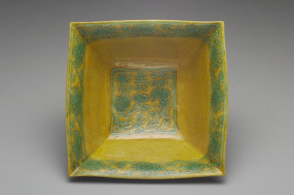 嬌黃綠彩鳳鶴紋方洗