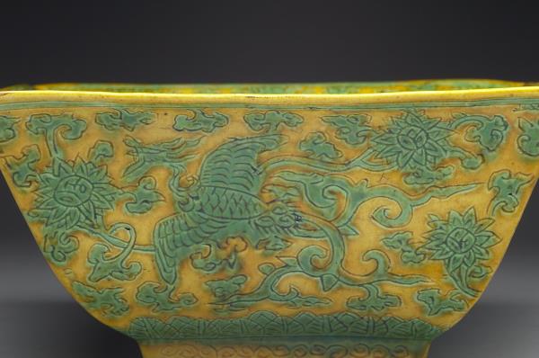 嬌黃綠彩鳳鶴紋方洗