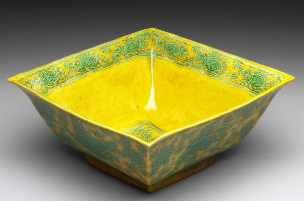 嬌黃綠彩鳳鶴紋方洗