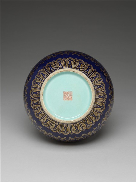 霽青地描金番蓮紋瓶