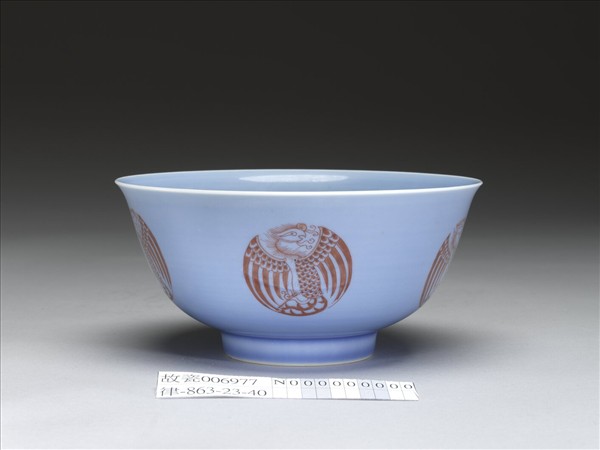 天藍釉描紅團鳳紋碗
