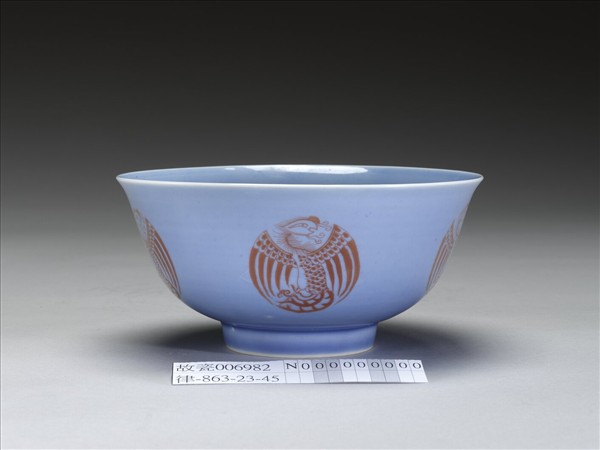 天藍釉描紅團鳳紋碗