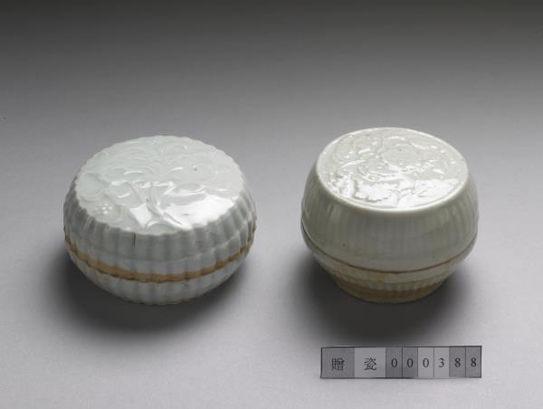 青白瓷植物紋印花盒（一對）