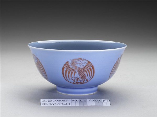 天藍釉描紅團鳳紋碗