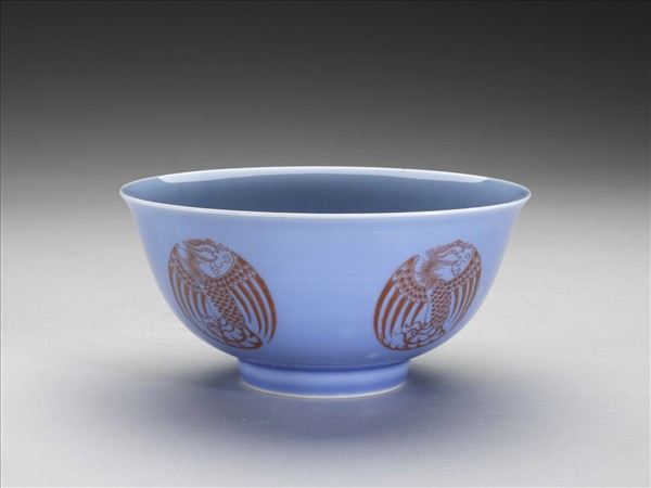 天藍釉描紅團鳳紋碗