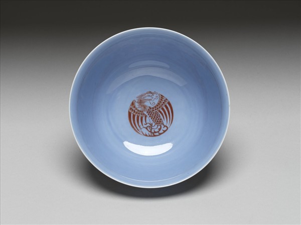 天藍釉描紅團鳳紋碗