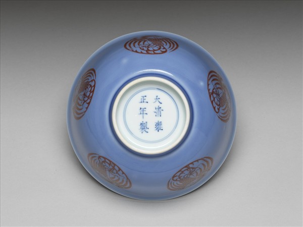 天藍釉描紅團鳳紋碗
