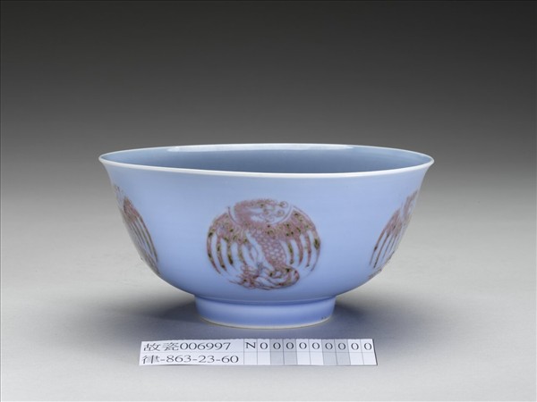 天藍釉紅彩團鳳紋碗