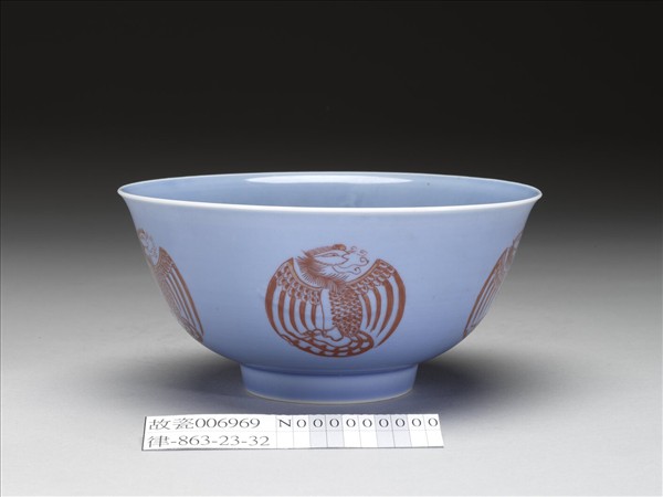天藍釉描紅團鳳紋碗