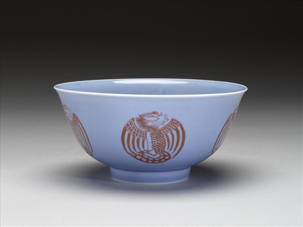 天藍釉描紅團鳳紋碗