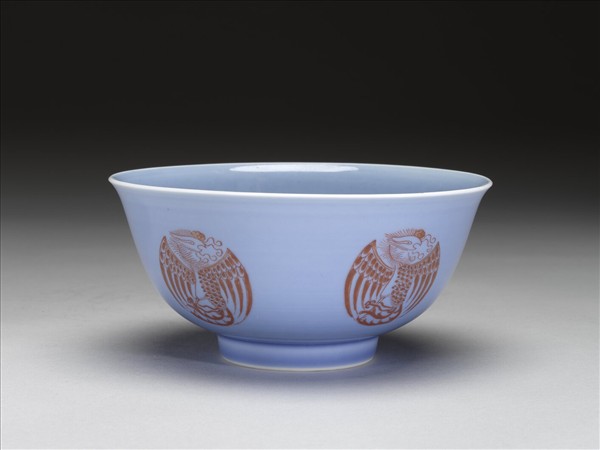 天藍釉描紅團鳳紋碗