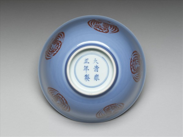 天藍釉描紅團鳳紋碗