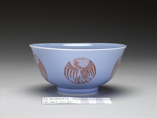 天藍釉描紅團鳳紋碗
