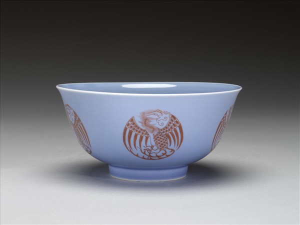 天藍釉描紅團鳳紋碗