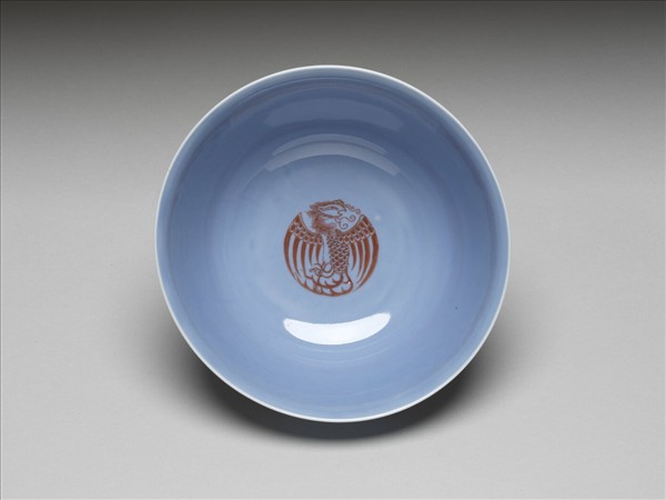 天藍釉描紅團鳳紋碗