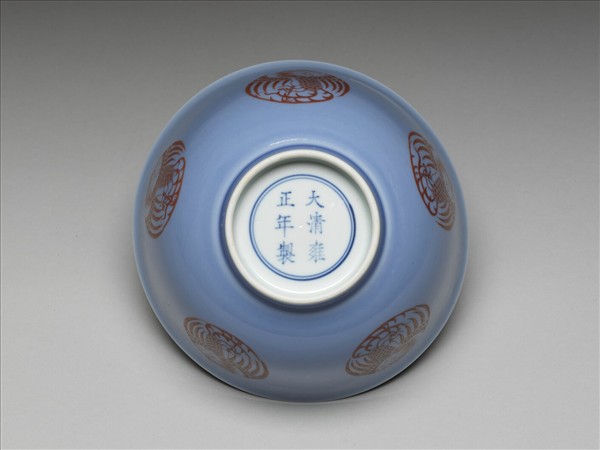 天藍釉描紅團鳳紋碗