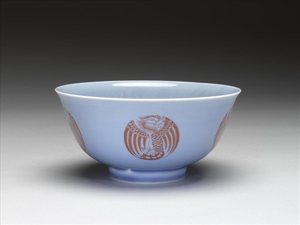 天藍釉描紅團鳳紋碗
