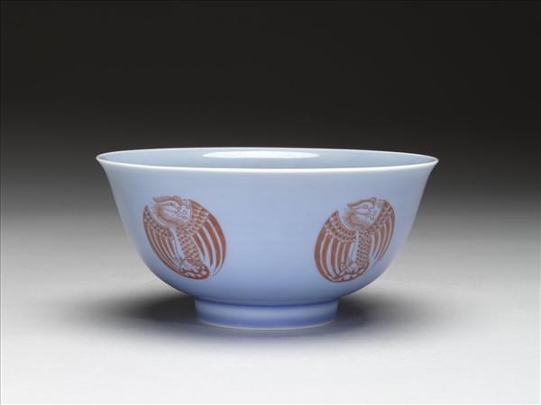天藍釉描紅團鳳紋碗