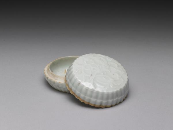 青白瓷植物紋印花盒（一對）