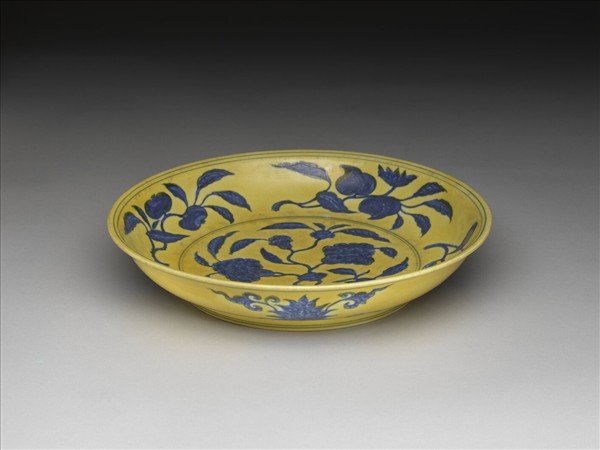 青花黃彩花果紋盤