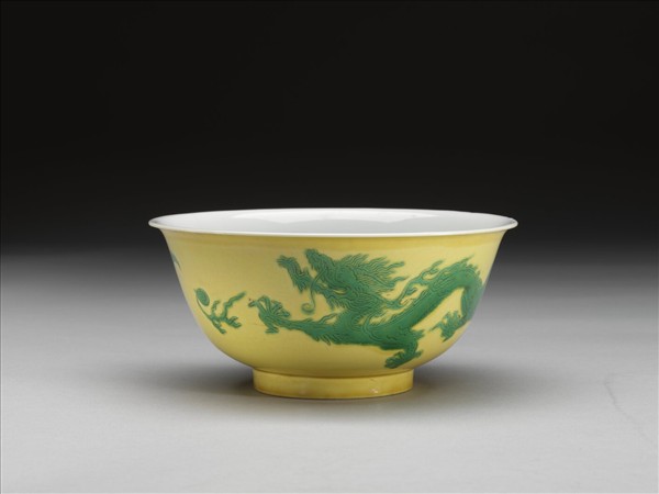 黃地綠彩白裡雙龍戲珠紋碗
