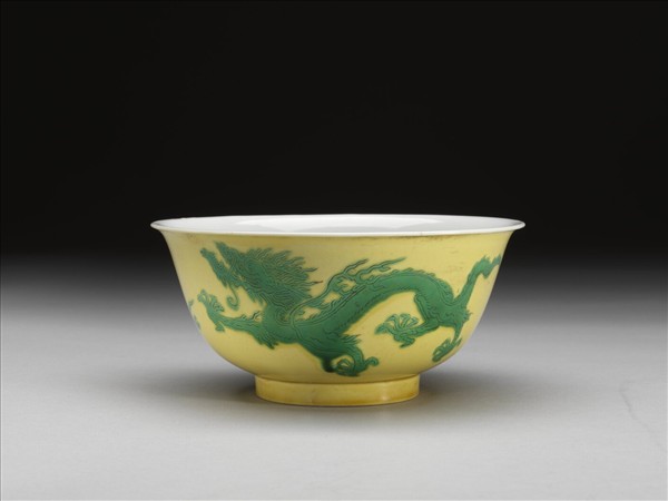 黃地綠彩白裡雙龍戲珠紋碗