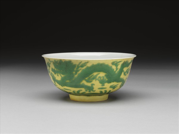 黃地綠彩白裡雙龍戲珠紋碗