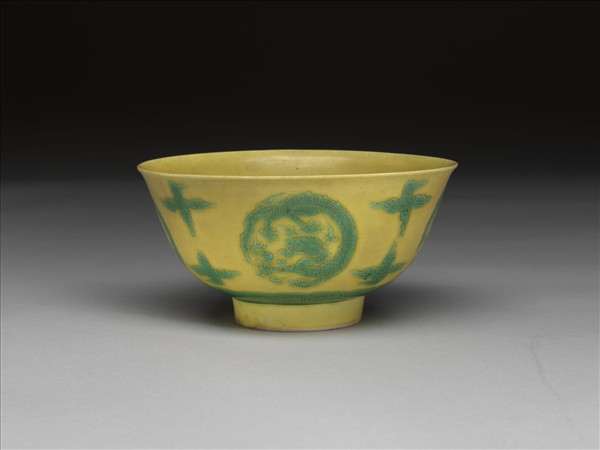 黃地綠彩團龍紋碗