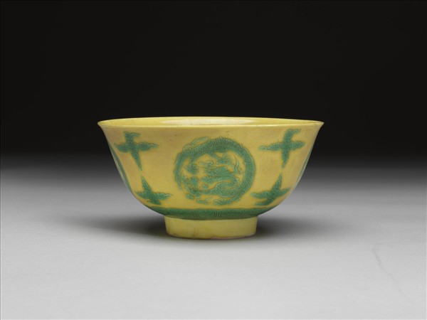 黃地綠彩團龍紋碗