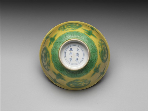 黃地綠彩團龍紋碗
