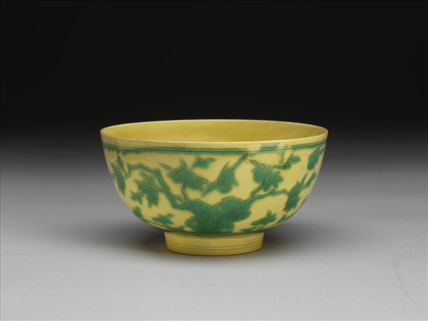 黃地綠彩花鳥紋碗
