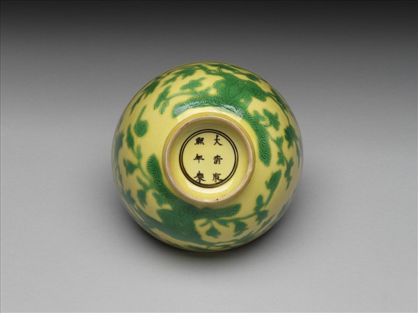 黃地綠彩花鳥紋碗