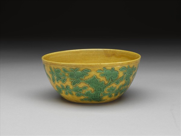 黃地綠彩花鳥紋碗