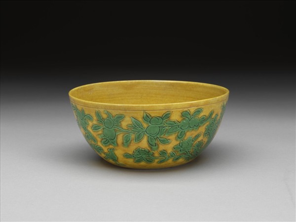 黃地綠彩花鳥紋碗