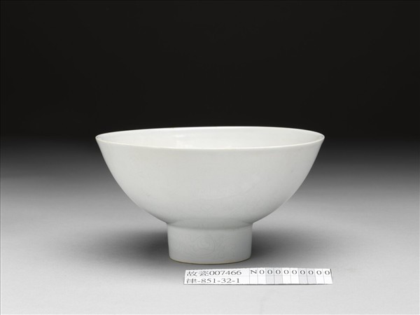 甜白釉番蓮八寶紋高足碗