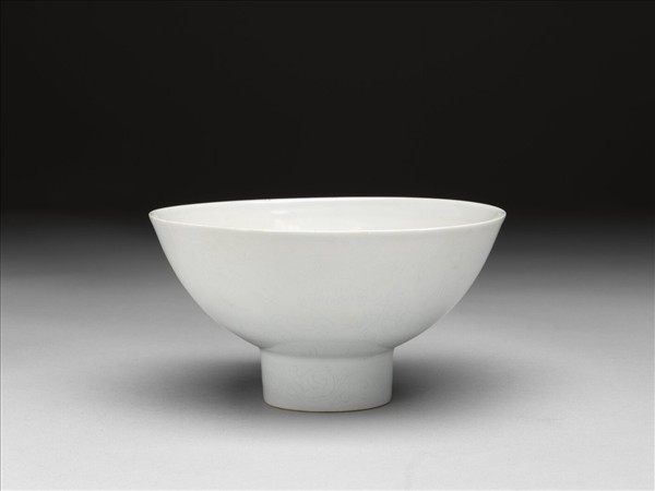 甜白釉番蓮八寶紋高足碗