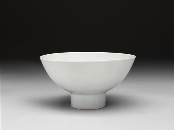 甜白釉番蓮八寶紋高足碗