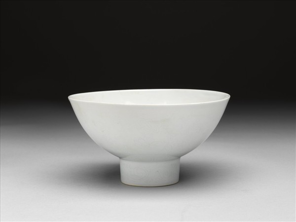 甜白釉番蓮八寶紋高足碗