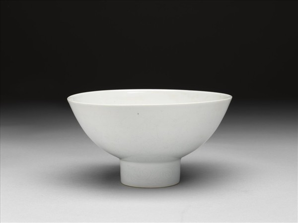 甜白釉番蓮八寶紋高足碗