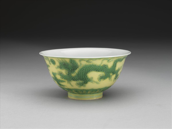 黃釉綠彩龍紋茶鍾
