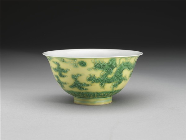 黃釉綠彩龍紋茶鍾
