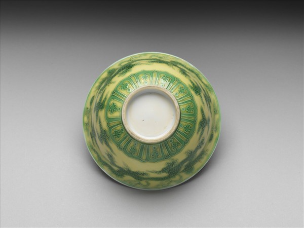 黃釉綠彩龍紋茶鍾