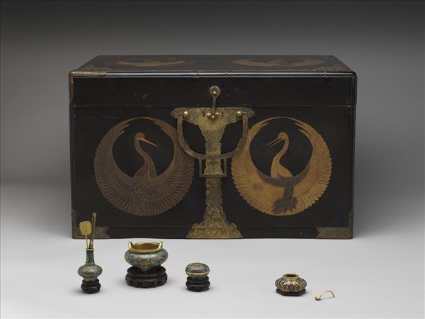 掐絲琺瑯番蓮紋盒