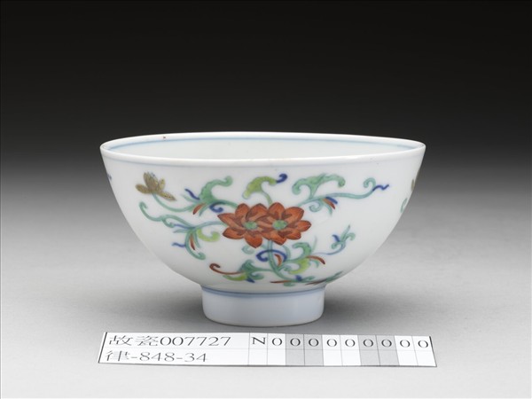 鬥彩纏枝花卉紋碗