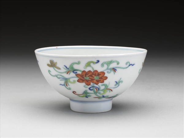 鬥彩纏枝花卉紋碗