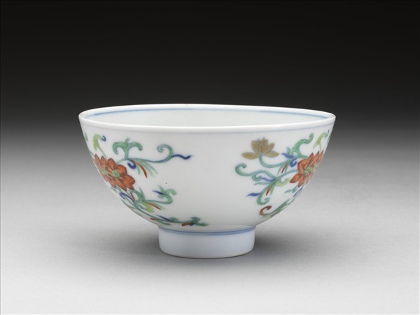 鬥彩纏枝花卉紋碗