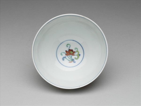 鬥彩纏枝花卉紋碗