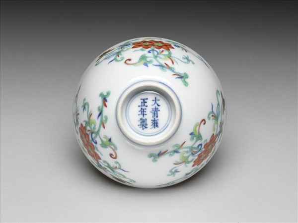 鬥彩纏枝花卉紋碗